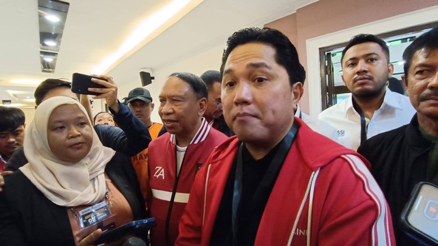 Ketua Umum PSSI, Erick Thohir, saat ditemui wartawan di Surabaya usai Timnas Indonesia vs Turkmenistan di Surabaya, Jawa Timur, Jumat (8/9/2023).  Foto: Farusma Okta Verdian/kumparan