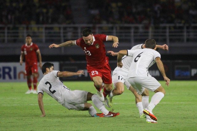 Pemain Timnas Indonesia Marc Anthony Klok berusaha melewati pemain bola Timnas Turkmenistan Annagulyyev Guychmyrat saat pertandingan persahabatan FIFA Matchday di Stadion Gelora Bung Tomo, Surabaya, Jawa Timur, Jumat (8/9/2023). Foto: Moch Asim/ANTARA FOTO