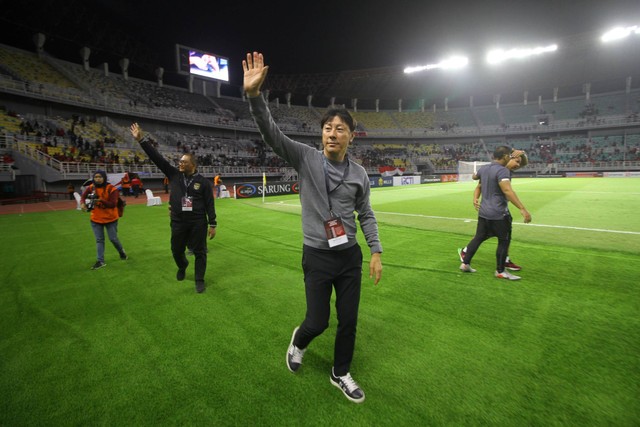 Pelatih Timnas Indonesia Shin Tae-yong (tengah) melambaikan tangan kepada para suporter usai pertandingan persahabatan FIFA Matchday antara Timnas Indonesia vs Timnas Turkmenistan di Stadion Gelora Bung Tomo, Surabaya, Jawa Timur, Jumat (8/9/2023). Foto: Moch Asim/ANTARA FOTO