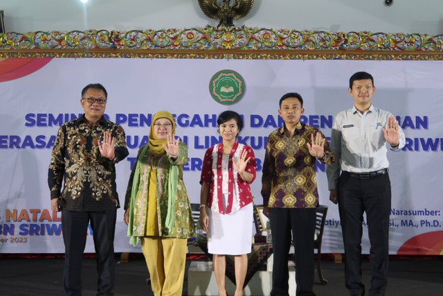Pimpinan beserta Ketua Satgas PPKS STABN Sriwijaya Tangerang berfoto bersama Komisioner Komnas Perempuan, Prof. Alimatul Qibtiyah, S.Ag., M.Si. Ph.D, dalam seminar Pencegahan dan Penanganan Kekerasan Seksual di Lingkungan STABN Sriwijaya Tangerang, Jumat (8/9/2023). (foto: dok pribadi)