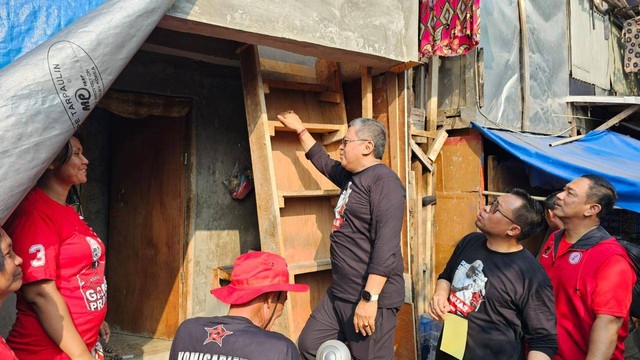 Sekjen PDIP Hasto Kristiyanto bersama Ketua Repdem Wanto Sugito dan Ketua TMP Hendrar Prihadi Pasang Sticket Ganjar Pranowo di rumah Warga di Senen, Jakarta Pusat.  Foto: Dok PDIP