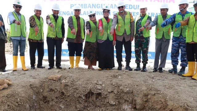 Peletakan batu pertama pembangunan kantor Pengadilan Tinggi Sulawesi Barat, Jumat (8/9/2023). Foto: Dok. Pemprov Sulbar