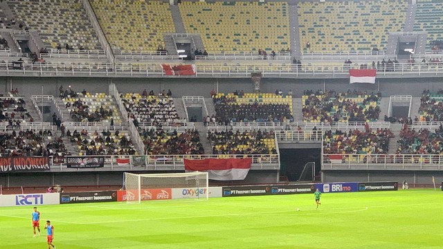 Santri dari berbagai pondok pesantren menonton langsung laga Timnas Indonesia Senior vs Turkmenistan dalam FIFA Matchday di Stadion Gelora Bung Tomo, Surabaya, pada 8 September 2023. Foto: Farusma Okta Verdian/kumparan