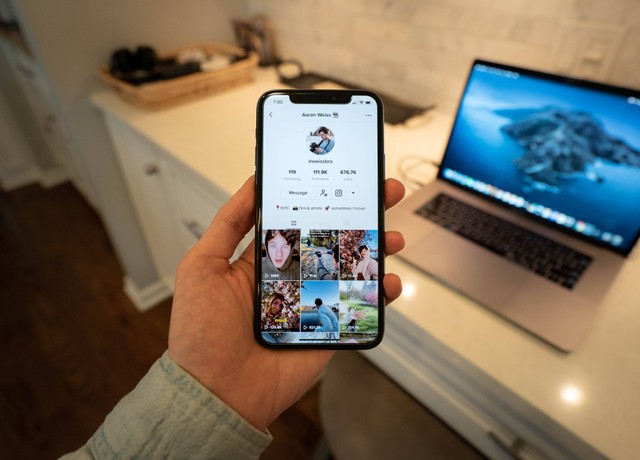 Ilustrasi Cara Jadi Seleb TikTok. Sumber: Unsplash/Aaron.