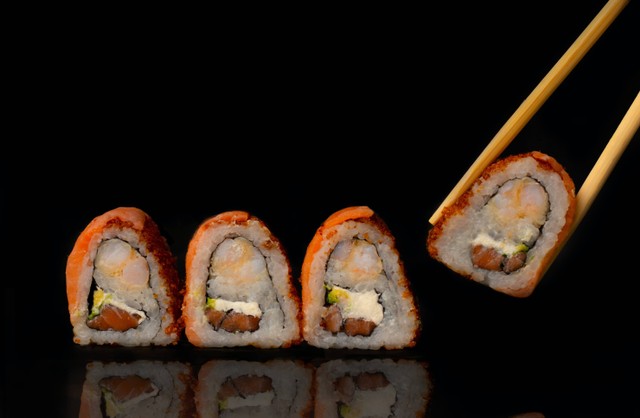 Ilustrasi Cara Buat Sushi Rumahan. Sumber: Unsplash/Mahmoud.