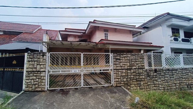 Penampakan rumah penemuan mayat ibu dan anak tinggal rangka di Cinere, Depok. Foto: Thomas Bosco/kumparan