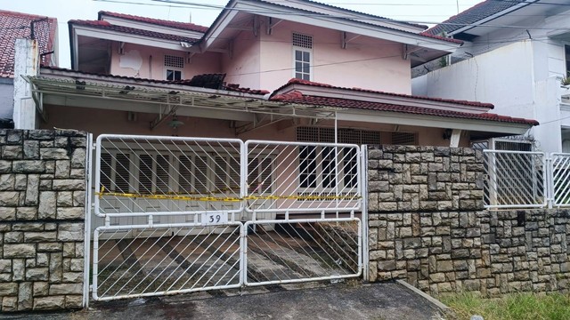 Penampakan rumah penemuan mayat ibu dan anak tinggal rangka di Cinere, Depok. Foto: Thomas Bosco/kumparan