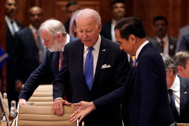 Presiden US, Joe Biden bersama Presiden Jokowi di G20 India. Foto: Reuters/Pool