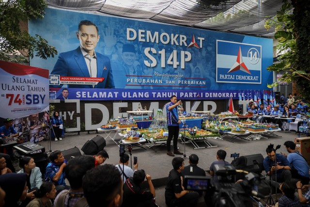 Ketua Umum Partai Demokrat Agus Harimurti Yudhoyono (AHY) menyampaikan sambutan pada acara Ulang Tahun ke-74 Presiden ke-6 RI Susilo Bambang Yudhoyono dan peringatan Hari Ulang Tahun ke-22 Partai Demokrat di Taman Politik DPP Partai Demokrat, Jakarta Foto: Jamal Ramadhan/kumparan