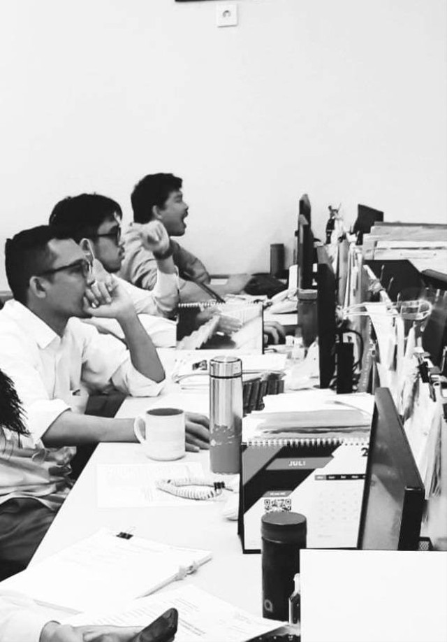 Salah satu potret tiga karyawan yang sedang (pura-pura) sibuk. Sumber: Dokumentasi Pribadi