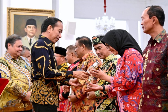 Bupati Ipuk Fiestiandani dalam menerima penghargaan dari Presiden Joko Widodo di Istana Negara setelah berhasil mempertahankan predikat Tim Pengendalian Inflasi Daerah (TPID) Terbaik 2022 se-Jawa dan Bali. Foto: Dok. Istimewa