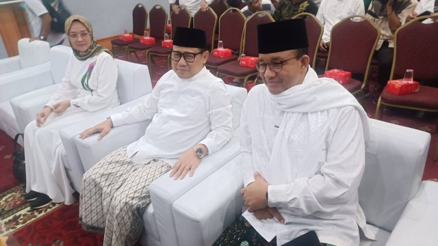 Bacapres-bacawapres Anies Baswedan dan Muhaimin Iskandar atau Cak Imin hadir di acara Halaqoh Pemikiran Politik Tour de Wali Songo di Hotel Arcadia, Surabaya, Sabtu (9/9/2023). Foto: Farusma Okta Verdian/kumparan