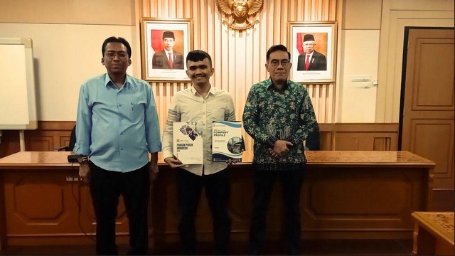 Dokumentasi Pribadi. Dari sebelah kiri Bagus Rachman Asdep Pembaharuan, Kemitraan & Perkoperasian Kementerian Koperasi dan UKM RI; Budimansyah Nasution S.TP Presiden Pangan Publik Indonesia; Rulli Nuryanto, S.E., M.Si Staff Menteri bidang EKonomi Makro Kementerian Koperasi dan UKM RI