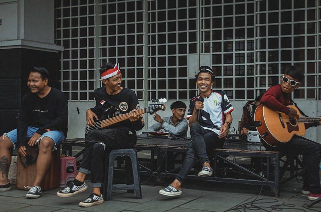 Potret Gen-Z Indonesia berkomunikasi melalui seni dan lagu. Foto: https://www.pexels.com/