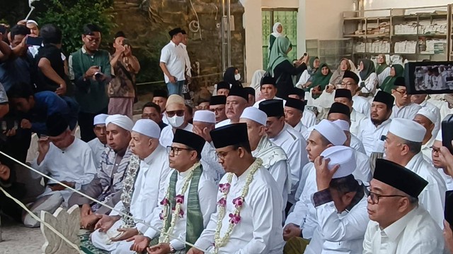 Bacapres-bacawapres Anies Baswedan dan Muhaimin Iskandar atau Cak Imin di Makam Sunan Ampel, Surabaya, Jawa Timur, Sabtu (9/9/2023). Foto: Zamachsyari/kumparan