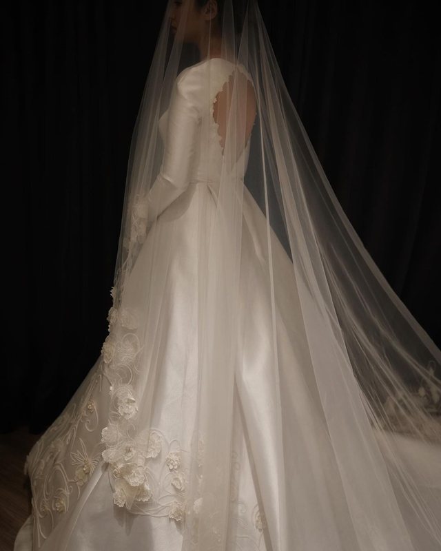 Gaun pengantin Pamela Bowie, dirancang oleh desainer Monica Ivena. Foto: Instagram/@monicaivena