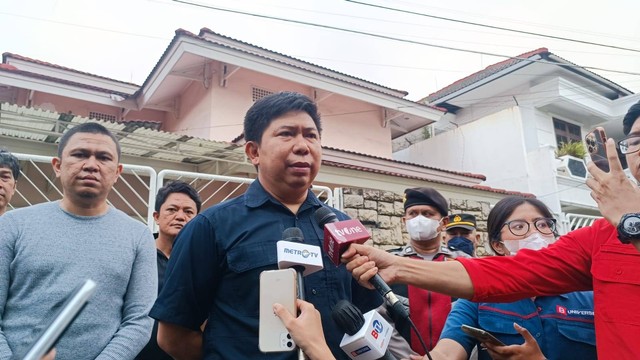 Kasubdit Jatanras Polda Metro AKBP Samian di TKP ibu dan anak tinggal rangka, Cinere, Depok, Sabtu (9/9/2023). Foto: Thomas Bosco/kumparan