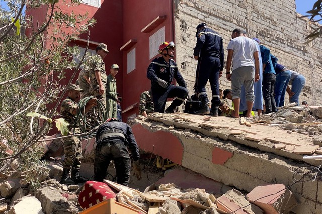 Tim penyelamat melakukan operasi pencarian setelah gempa bumi dahsyat, di Amizmiz, Maroko, Sabtu (9/9/2023). Foto: Abdelhak Balhaki/REUTERS