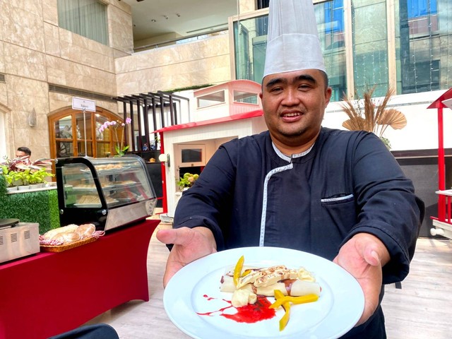 Chef Suro Hartoyo menunjukkan olahan dari buah mangga. Foto: Masruroh/Basra