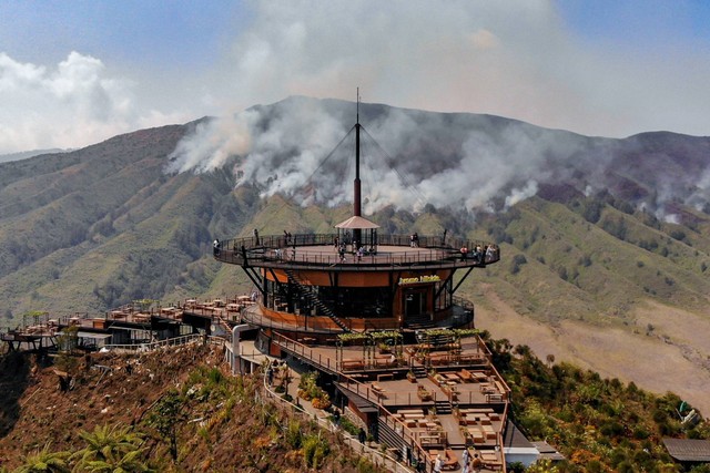 Api membakar hutan dan lahan (karhutla) kawasan Gunung Bromo terlihat di Pos Jemplang, Malang, Jawa Timur, Sabtu (9/9/2023). Foto: Muhammad Mada/ANTARA FOTO