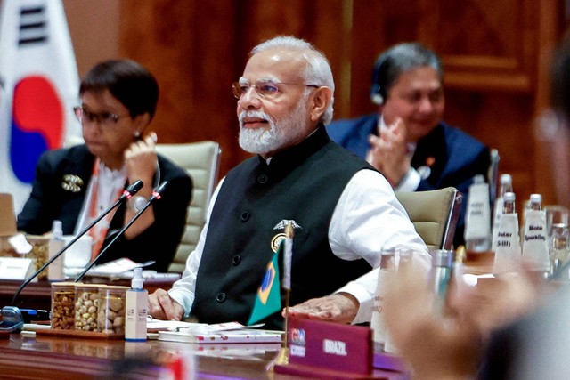 Perdana Menteri India Narendra Modi saat mengumumkan konsensus Deklarasi KTT Pemimpin G20 saat menghadiri "Sesi II: Satu Keluarga" pada KTT G20 di New Delhi, India, Sabtu (9/9/2023). Foto: Evelyn Hockstein/Pool via Reuters