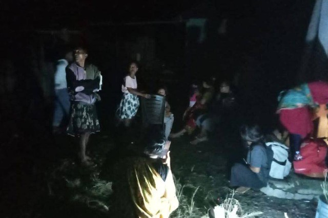 Potret warga di Donggala keluar rumah usai gempa 6,3 M mengguncang Donggala, Sulteng. Dok. Antara