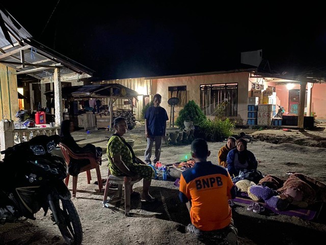 Warga mengungsi di halaman depan rumah mereka masing-masing setelah terjadi gempabumi M 6.3 di wilayah Kabupaten Donggala, Sulawesi Tengah, Sabtu (9/9/2023). Foto: BPBD Kabupaten Donggala
