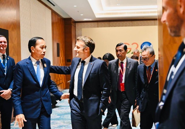 Presiden Jokowi dalam pertemuan bilateral dengan Presiden Republik Prancis Emmanuel Macron yang digelar di Bharat Mandapam, IECC, Pragati Maidan, New Delhi, India, pada Sabtu (9/9/2023). Foto: Laily Rachev/Biro Pers Sekretariat Presiden