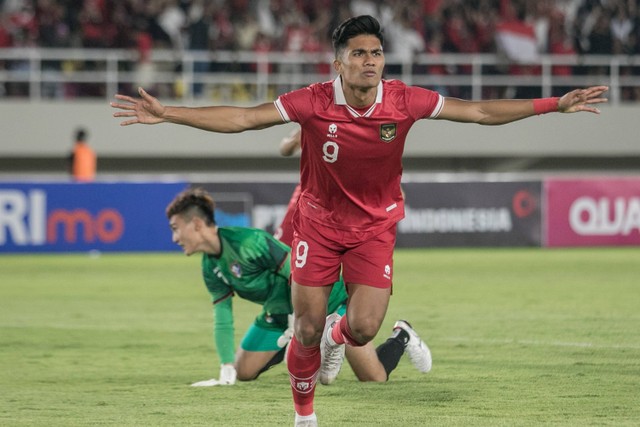 Pesepakbola Timnas Indonesia Ramadhan Sananta berselebrasi usai berhasil mencetak gol ke gawang Chinese Taipei pada pertandingan grup K kualifikasi Piala Asia U-23 AFC 2024 di Stadion Manahan, Solo, Jawa Tengah, Sabtu (9/9/2023). Foto: Mohammad Ayudha/Antara Foto