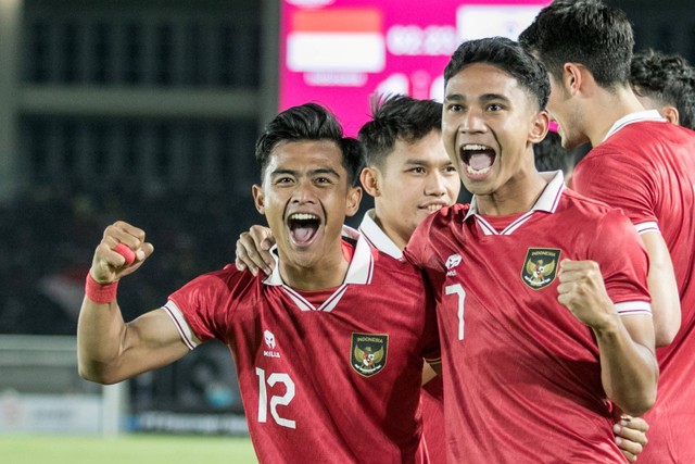 Pesepakbola Timnas Indonesia Marcelino Ferdinan (kanan) berselebrasi bersama Pratama Arhan (kiri) usai berhasil mencetak gol ke gawang Chinese Taipei pada pertandingan grup K kualifikasi Piala Asia U-23 AFC 2024 di Stadion Manahan, Solo, Jawa Tengah. Foto: Mohammad Ayudha/Antara Foto