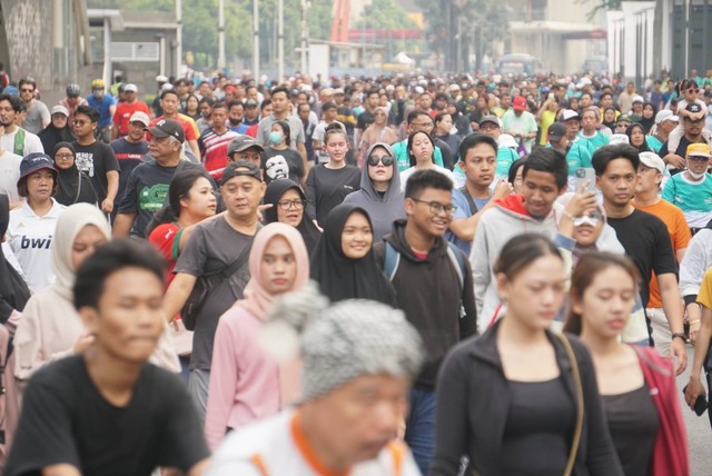 Warga berolahraga di kawasan Car Free Day, Bundaran HI, Jakarta, Minggu (9/10/2023). Foto: Iqbal Firdaus/kumparan