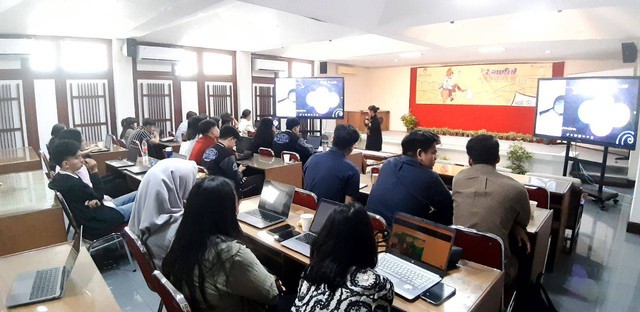 Mahasiswa Hukum UAJY mengikuti perkuliahan untuk lihat peluang bisnis di era digital. Foto: len/Tugu Jogja