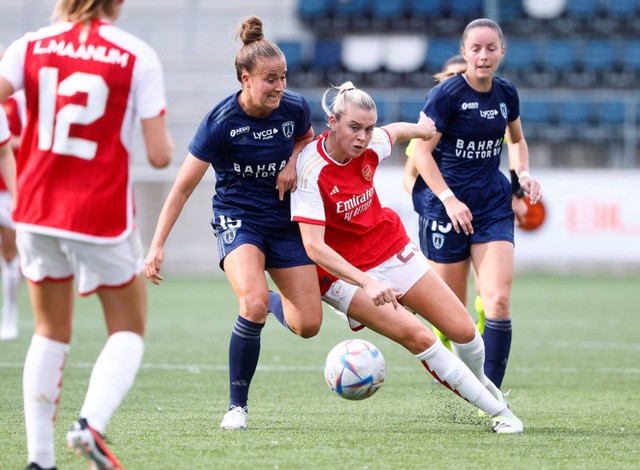 Paris FCs Thea Greboval beraksi bersama pemain Arsenal Alessia Russo di Stadion Sepak Bola Linkoping Arena, Linkoping, Swedia. Foto: TT News Agency via REUTERS