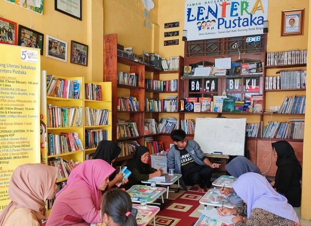 Megajar kaum ibu berantas buta aksara di taman bacaan