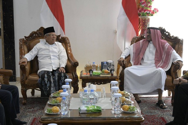 Wakil Presiden K.H. Ma'ruf Amin menerima Kunjungan Kehormatan Duta Besar Kerajaan Arab Saudi untuk RI Y.M. Faisal Abdullah H. Amodi, di Pondok Pesantren An Nawawi Tanara, Serang, Banten, Minggu (10/9/2023). Foto: Setwapres