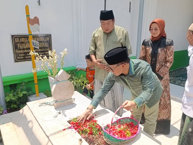 Ketua Umum PKB, Abdul Muhaimin Iskandar saat berziarah di Makam Pendiri NU, KH Abdul Wahab Hasbullah, Tambakberas, Jombang, Jawa Timur, Minggu (10/9/2023). Foto: Zamachsyari/kumparan