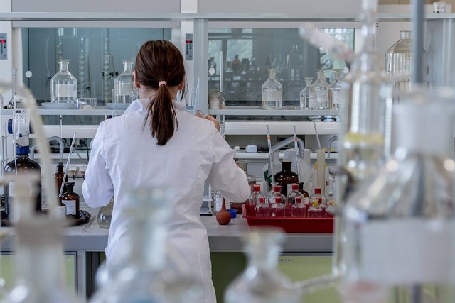 Ilustrasi fungsi corong laboratorium - Sumber: pixabay.com/jarmoluk
