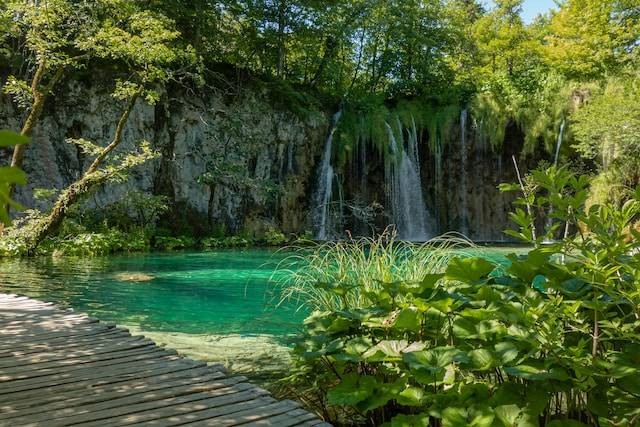 Curug Leuwi Hejo. Foto hanya ilustrasi. Sumber foto: Unsplash/Ilse