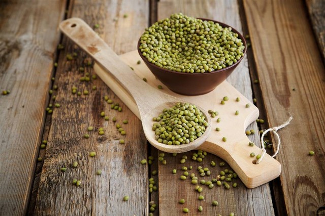 Ilustrasi kacang hijau yang bermanfaat untuk kesehatan. Foto: Anna Puzatykh/Shutterstock
