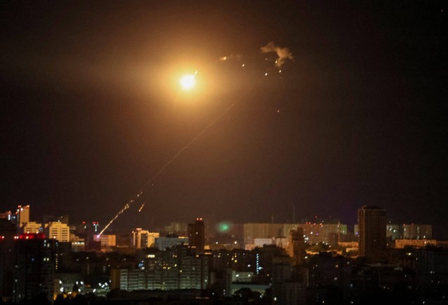 Ledakan drone terlihat di langit di atas kota saat serangan drone Rusia di Kiev, Ukraina. Foto: Gleb Garanich/Reuters