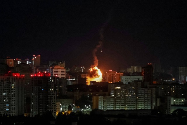 Ledakan drone terlihat di langit di atas kota saat serangan drone Rusia di Kiev, Ukraina, Minggu (10/9/2023). Foto: Gleb Garanich/Reuters