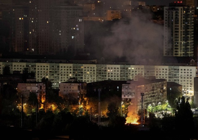 Ledakan drone terlihat di langit di atas kota saat serangan drone Rusia di Kiev, Ukraina, Minggu (10/9/2023). Foto: Gleb Garanich/Reuters