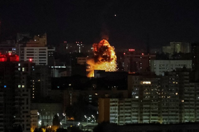 Ledakan drone terlihat di langit di atas kota saat serangan drone Rusia di Kiev, Ukraina, Minggu (10/9/2023). Foto: Gleb Garanich/Reuters