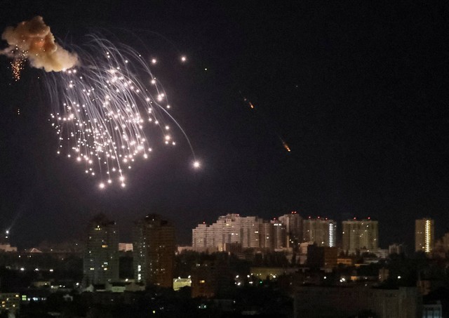 Ledakan drone terlihat di langit di atas kota saat serangan drone Rusia di Kiev, Ukraina, Minggu (10/9/2023). Foto: Gleb Garanich/Reuters