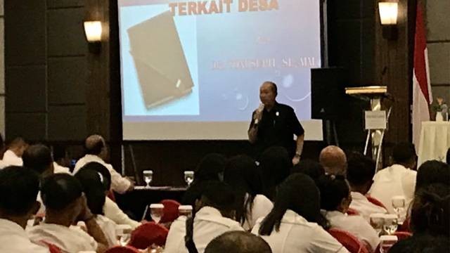 Anggota DPRD Sulut, Toni Supit, saat menjadi pembicara kegiatan bersama aparat kampung di Kabupaten Sitaro.