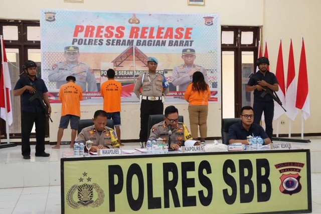 Jumpa pers kasus penipuan oknum Pegawai Negeri Sipil (PNS) di Kabupaten Seram Bagian Barat (SBB). Foto: Dok. Istimewa