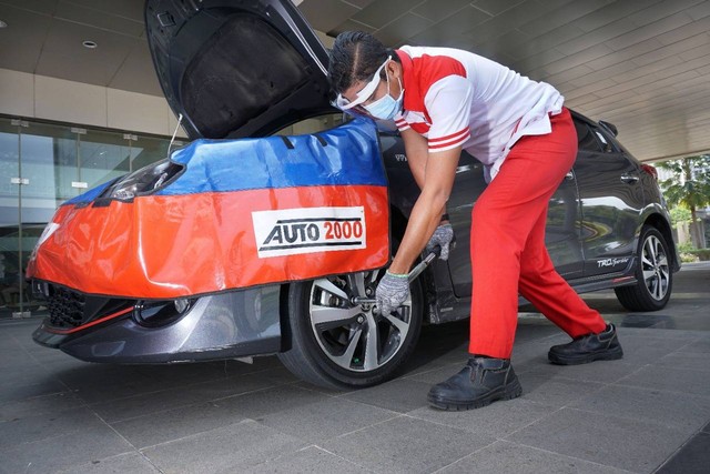 Layanan pengecekan auto inspector di bengkel Auto2000 untuk mobil bekas Toyota. Foto: Auto2000