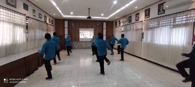 Bapas Kediri Ikuti Kegiatan Olahraga Senam Bersama melalui aplikasi Via Zoom (Foto:HumasBapasKediri)