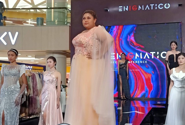 Zita HP, model berbobot plus size yang tampil cukup percaya diri di atas panggung Surabaya Fashion Parade. Foto-foto: Masruroh/Basra