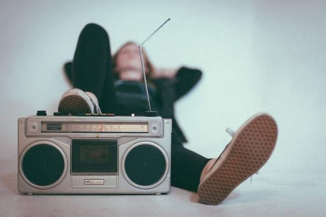 Ilustrasi ucapan Hari Radio Nasional, sumber foto: unsplash.com/Eric Nopanen